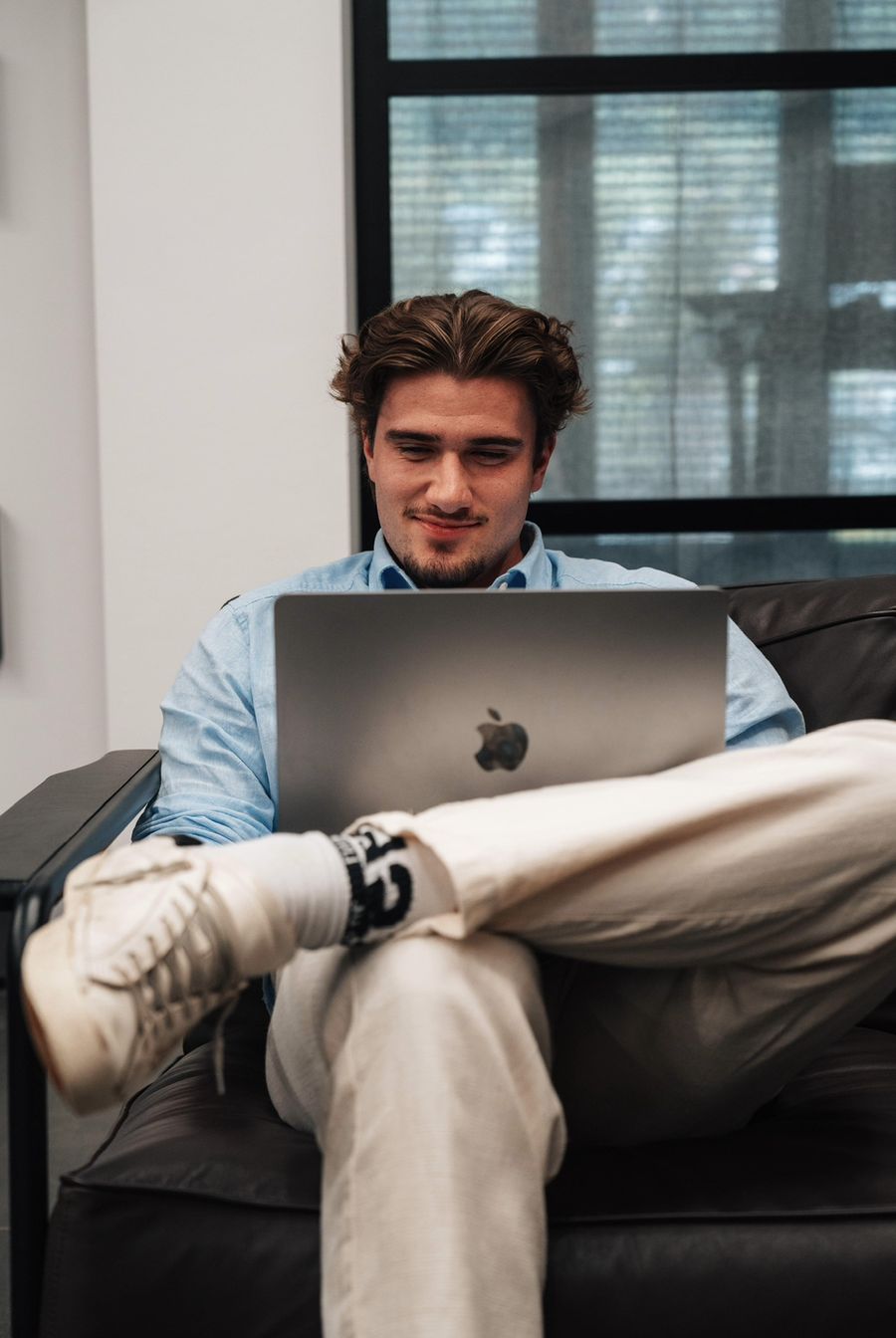 Luis Zauchner am Laptop